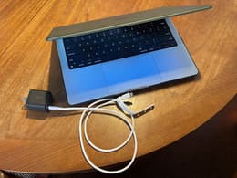 MacBook Pro 13-inch (2022) - Apple M2 8-core and 10-core GPU